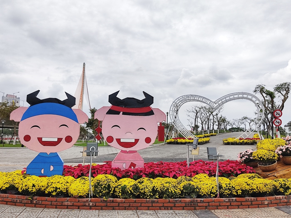 Tạo hình hai chú trâu xinh xắn, luôn tươi cười tại đường dẫn lên cầu Nguyễn Văn Trỗi với ước mong năm mới tràn ngập niềm vui và hạnh phúc.